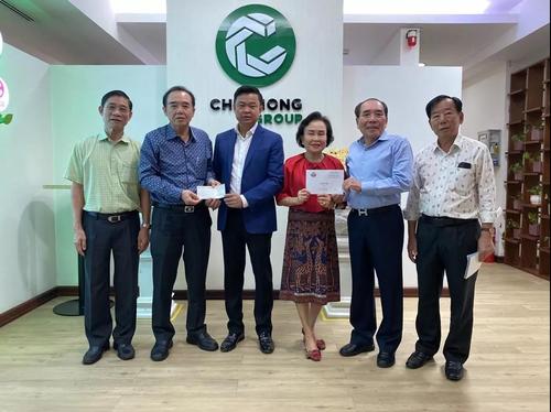 柬埔寨侨领郑源来勋爵（右二）给广西捐款5万元人民币，图为银行汇款照片。
