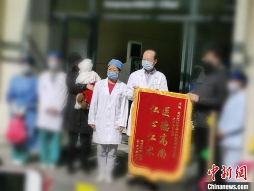 7月龄新冠肺炎患儿上海痊愈出院“临时妈妈”把她“喂胖了”