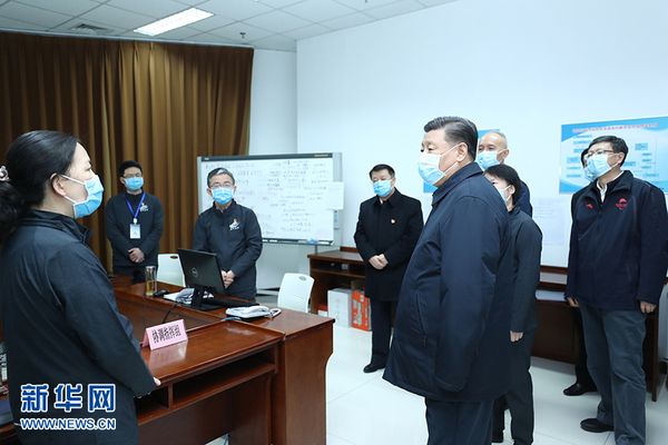 九三学社社员、朝阳区卫生健康委员会副主任张瑞（左一）向习近平总书记汇报相关工作