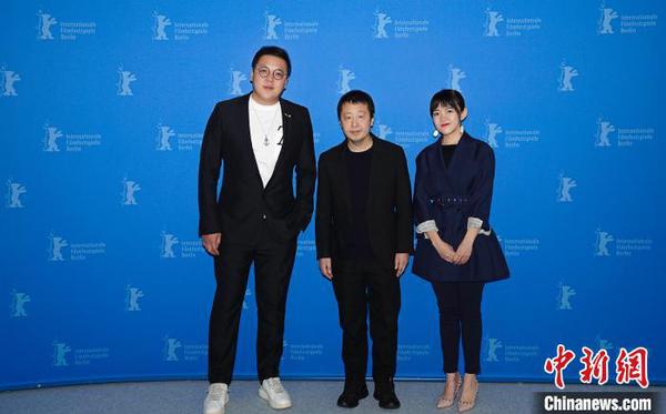 导演贾樟柯、脚本作者万佳欢(右一)以及出品方代表朱玮杰(左一)。片方提供