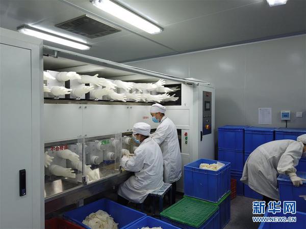 在桂林紫竹乳胶制品有限公司，工人对医用手套进行充气检查（2月6日摄）。 新华社记者 林凡诗 摄