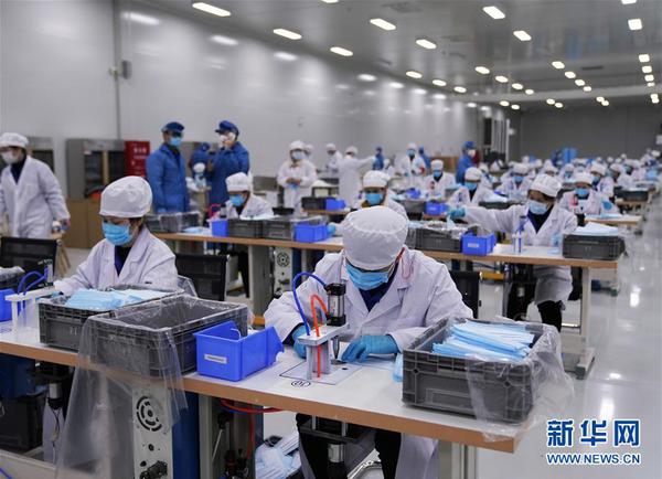 在位于广西柳州的上汽通用五菱无尘车间内，工人加紧生产防护口罩（2月16日摄）。 新华社记者 杨驰 摄