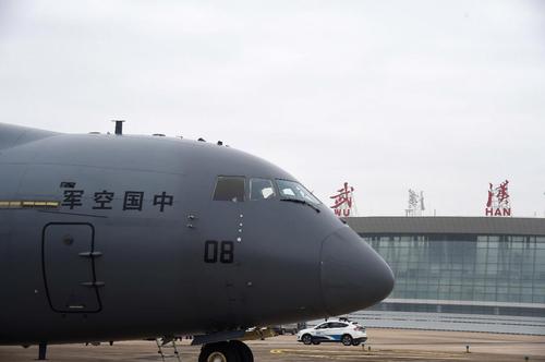3  2月13日，一架国产运-20运输机抵达武汉天河机场。