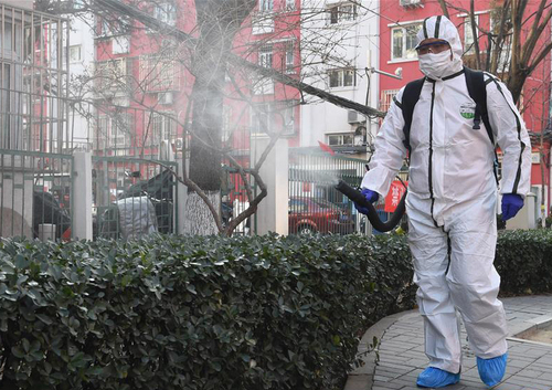 4   1月29日，北京市海淀区学院路街道聘请专业工作人员对社区内的重点区域进行卫生消毒。