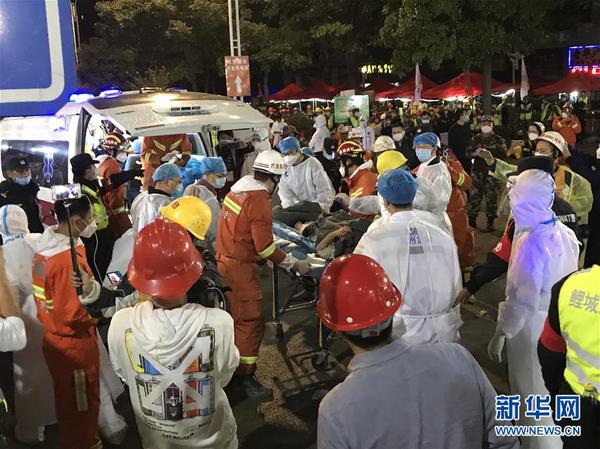 　3月9日晚，救援人员将获救的母亲转运上救护车。 新华社记者 林善传 摄