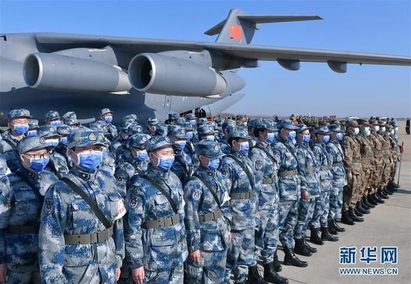 3 2月17日，载有军队支援湖北医疗队的运输机降落武汉。这是刚下飞机的医疗队员在停机坪上列队集结。 新华社记者 李贺 摄