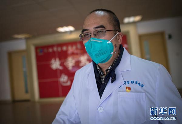 4 在武汉金银潭医院，张定宇在去病房的路上（1月29日摄）。 新华社记者 肖艺九 摄