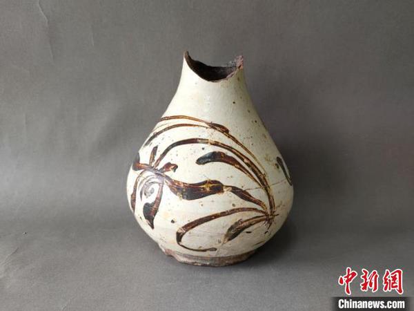 南宋白釉酱彩玉壶春瓶。成都文物考古研究院