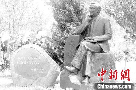 河南新郑福寿园里的柏杨雕像。出版社供图