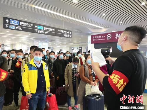 劳务协作扶贫专列抵达杭州。　张煜欢 摄
