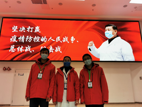 潘伟刚（右）、孟繁强（左）和北京安定医院小汤山医疗队队长李晓虹（中） 受访者供图