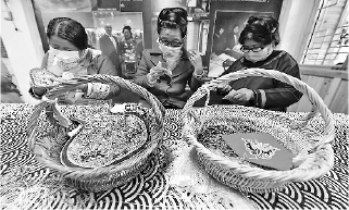 4月2日，在贵州省榕江县卧龙移民小区一刺绣扶贫车间，几名妇女在学习按订单设计的图案刺绣。