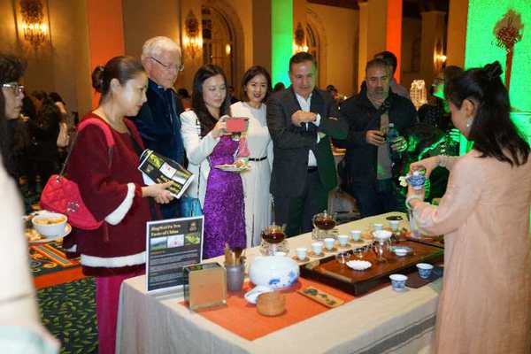 资料图片：去年年底，在美国举办的泾渭茯茶品鉴活动，吸引了诸多当地的爱茶人。