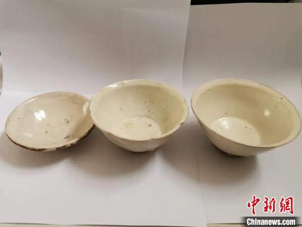 2号墓出土的3件瓷碗器型规整，做工精美，其中2件瓷碗有墨术底款，款铭为“李福”。　张鹏翔 摄