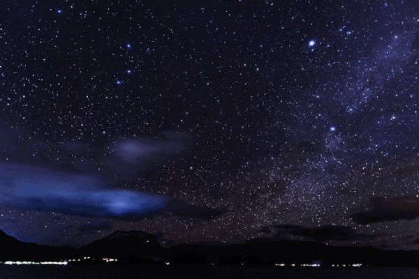 ▲图为2020年4月21日拍摄的凉山彝族自治州泸沽湖畔的璀璨星空 。郑智中 摄