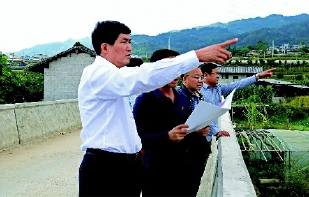 2019年10月，保山市政协主席董礼书到腾冲市新华乡调研脱贫攻坚工作。　（翁小烈　摄）
