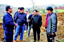     2月27日，临沧市政协主席李银峰在永德县大山乡调研疫情防控和春耕备耕工作。