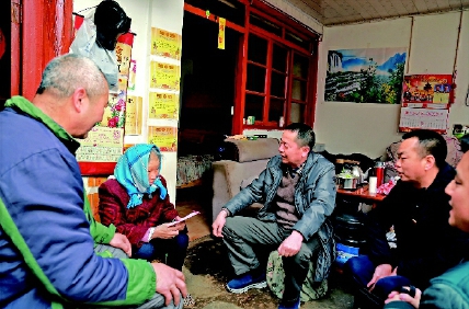 晋宁区政协主席普鸿昌率队慰问贫困党员。