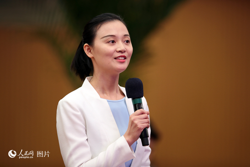 5月21日，在北京人民大会堂新闻发布厅举行全国政协十三届三次会议第一场“委员通道”采访活动。人民网记者 于凯 摄