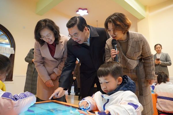 民革中央副主席兼秘书长李惠东与孩子们亲切交流