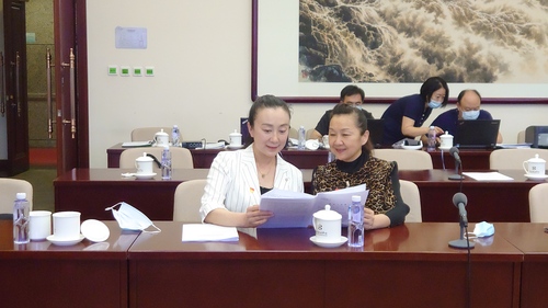 刘莉沙委员（左）和龙倩委员一起讨论全国政协常委会工作报告。 特邀委员记者刘广 摄
