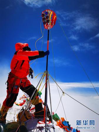 5月27日，2020珠峰高程测量登山队队员在峰顶开展测量工作。 新华社特约记者 扎西次仁 摄