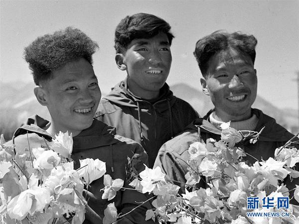 1960年5月25日，中国登山运动员王富洲、贡布、屈银华三人首次从北坡登上珠穆朗玛峰，创造了人类历史上第一次从北坡登上世界第一高峰的壮举。 这是1960年6月7日，人们在拉萨用鲜花欢迎登顶凯旋的王富洲（右）、贡布（中）和屈银华。新华社发