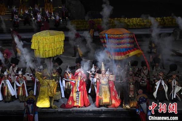 图为《文成公主》第八季首演结束后，演员们抛洒糌粑庆祝。　何蓬磊 摄