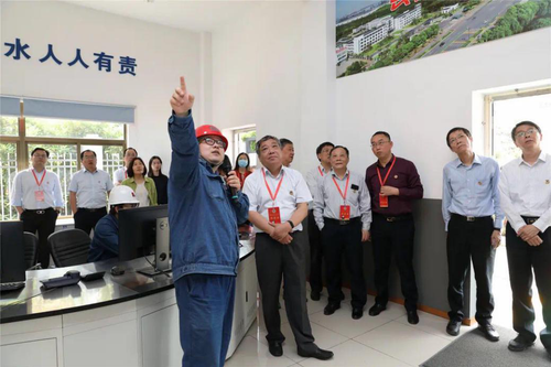 张家港市政协常委在听取江苏永钢集团污水处理“零排放”项目工程介绍