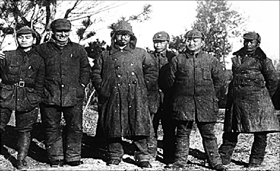 罗荣桓（左三）和罗生特（左二）在山东抗日前线