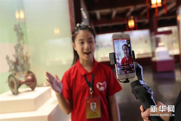 6月1日，小志愿者于冰清在沈阳故宫博物馆内通过直播向观众讲解“古趣童心——清宫文物中的儿童世界”展览。