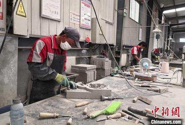 图为临夏非遗扶贫就业工坊工人正在制作砖雕。　刘玉桃 摄