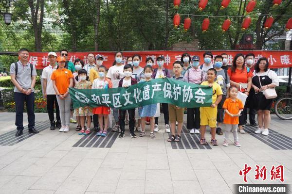 当日，和平区文化遗产保护协会小志愿者在南市场观看了“辽宁文化进社区”小型展览。　李晛 摄