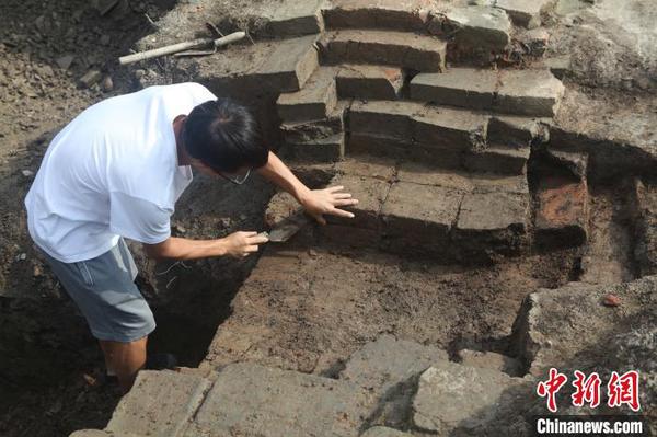 工作人员对宋代城墙砖进行清理。　宁波考古供图 摄