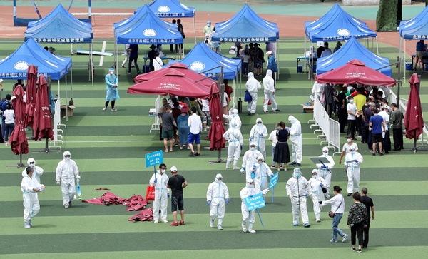 6月15日，北京市西城区广安体育馆内，市民排队接受核酸检测采样。（中国日报记者 邹红 摄）