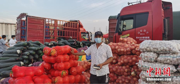 为了不影响首都农产品供应，日前，北京新发地市场迅速开辟新的农产品交易场所，启动了共计619亩的5个临时交易区。 新发地市场供图