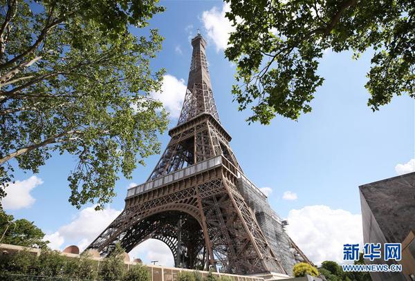 这是6月18日在法国巴黎拍摄的埃菲尔铁塔。 受新冠肺炎疫情影响关闭了三个多月的法国巴黎著名地标性建筑——埃菲尔铁塔将于6月25日重新开放。近日，铁塔重新开放的各项准备工作正有序进行。 新华社记者 高静 摄