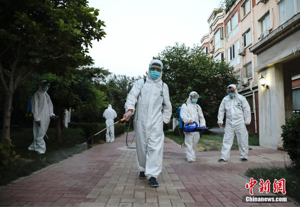 6月21日，北京市大兴区九龙社区工作人员对居民楼公共区域实施全面消杀，切实保障辖区内居民的生命安全和身体健康。 中新社记者 赵隽 摄