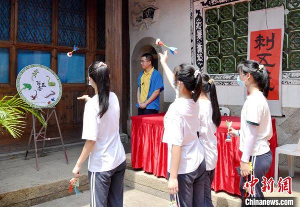 福州新华职业学校的学生们体验了传统端午民俗刺五毒。　林宇翔 摄