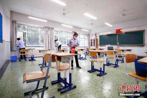 图为7月3日北京十二中保洁人员对考场及走廊进行清扫、消毒。 <a target='_blank' href='http://www.chinanews.com/'>中新社</a>记者 富田 摄