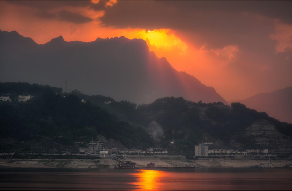 落日下的长江沿岸，安澜如旧 （摄影：程功）