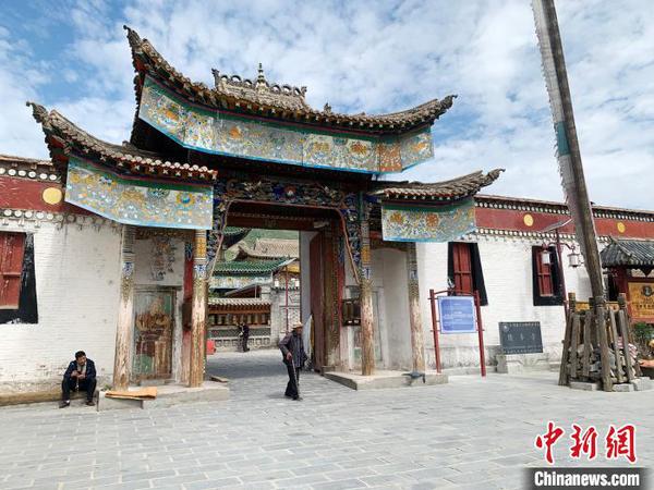 探访“藏画之乡”青海热贡“三教一街”：各民族团结一家亲