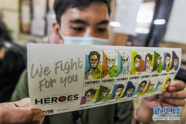 　　7月14日，一名工作人员在菲律宾首都马尼拉展示新发行的抗疫邮票。 菲律宾邮政公司近日发行特别邮票，将奋战在一线的抗疫人员描绘为“英雄”，向他们致敬。 新华社发（乌马利 摄）