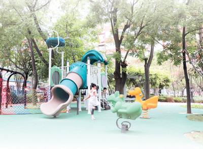 北京市朝阳区劲松小区改造后的儿童活动区。资料图片