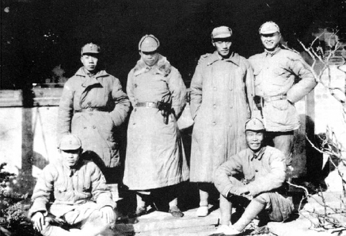 1939年12月，新四军游击支队部分干部合影。后排右起：张爱萍、刘瑞龙、张震球、谢邦治