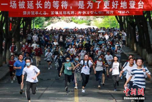 7月8日，在湖北省宜昌市各考点，考生陆续走出考场。付蓓蓓 摄