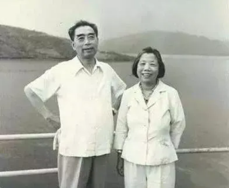 1960年8月周总理与邓颖超在密云水库。