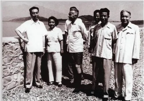 1960年，密云水库修建的时候，周总理陪美国著名记者斯诺去参观。