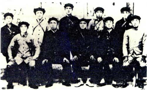 一九三五年八月，红二十五军部分人员合影。前排左起：  吴焕先、郭述申、徐海东、戴季英。