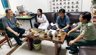 全国政协委员张继（右一），《画界》杂志编辑杨文军（右二）、张月霞（右三）采访书法家卢中南。